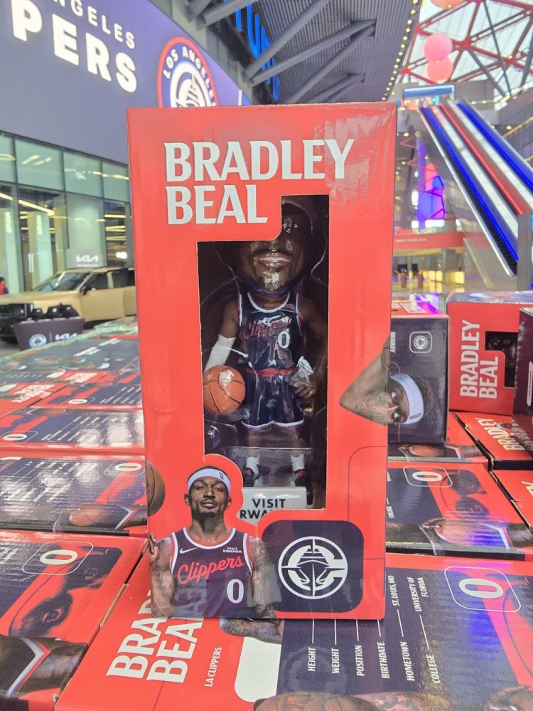 星空体育app下载-吸引力如何？船记：快船主场今日将发放比尔造型的摇头娃娃