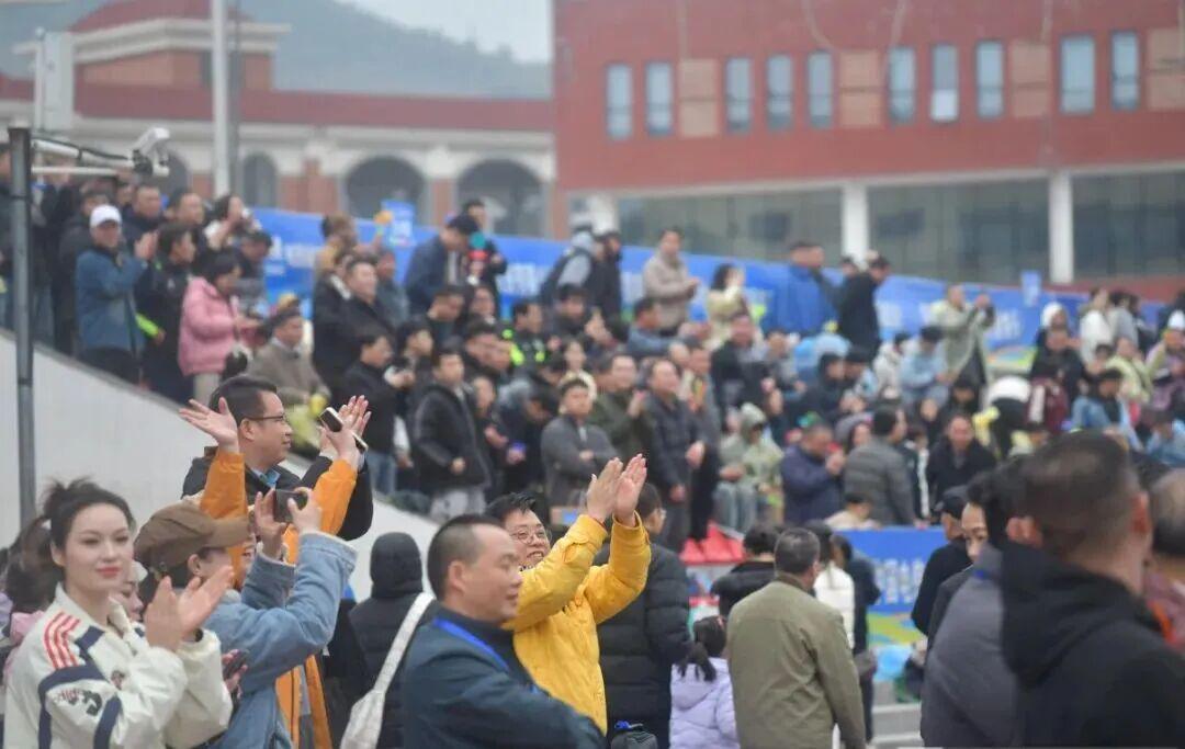 星空体育app官方下载-35场战罢!广西“县超”赛事经济数据亮眼